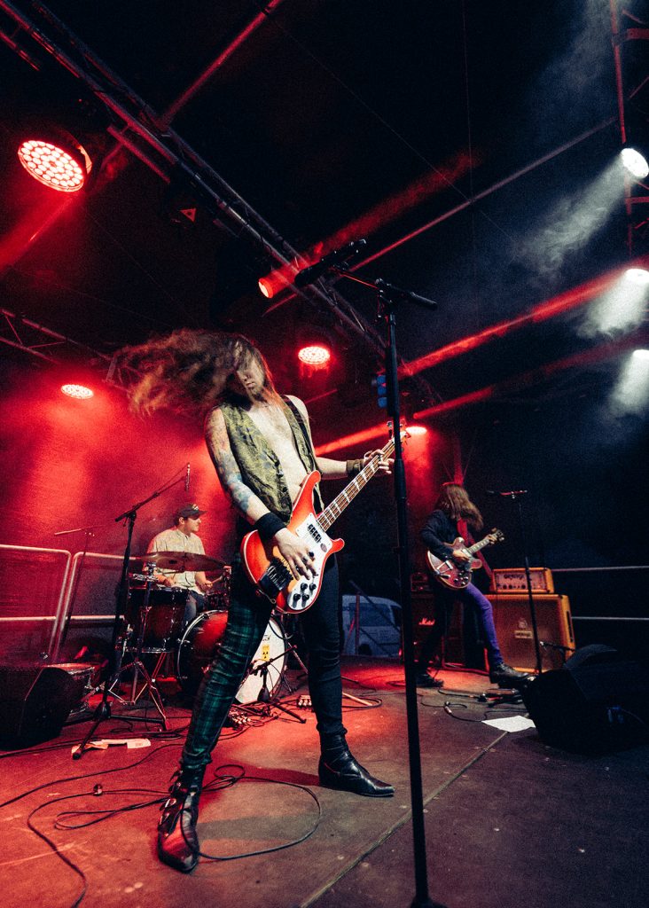Chitarrista dei Purple Headspace che suona ad un concerto.