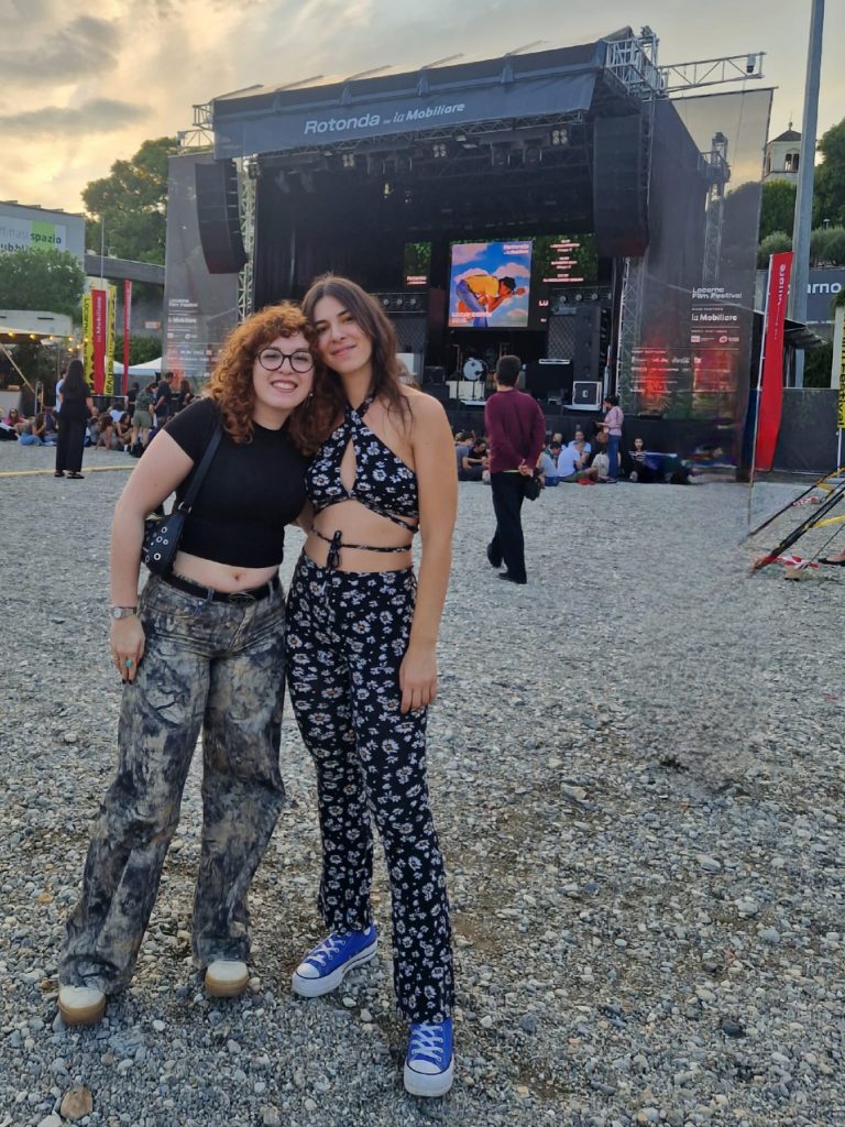 Giulia e Ginevra ad un concerto in Ticino.