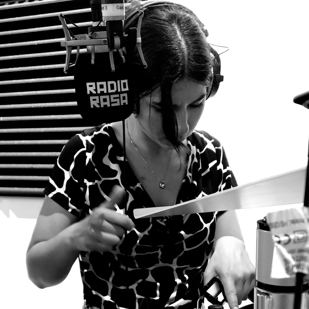 Ginevra in bianco e nero mentre sta registrando con le cuffie un programma radiofonico "radio rasa"